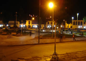 Plaza de noche en huancavelica